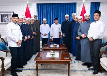 Presiden Prabowo Subianto menerima kunjungan Ustaz Adi Hidayat bersama sejumlah perwakilan dari Universitas Al Azhar Kairo di Ruang Majelis, lingkungan Istana Kepresidenan Jakarta, pada Jumat, 21 Maret 2025. (Foto: BPMI Setpres)