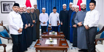 Presiden Prabowo Subianto menerima kunjungan Ustaz Adi Hidayat bersama sejumlah perwakilan dari Universitas Al Azhar Kairo di Ruang Majelis, lingkungan Istana Kepresidenan Jakarta, pada Jumat, 21 Maret 2025. (Foto: BPMI Setpres)