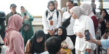 Wakil Bupati Garut, Putri Karlina, melakukan kunjungan langsung ke Kantor Samsat Garut di Jalan Suherman, Kecamatan Tarogong Kidul, pada Selasa (25/3/2025).