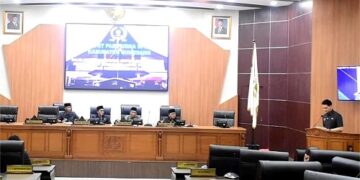 Wakil Bupati Sumedang, Fajar Aldila, menyampaikan jawaban atas dua Raperda tersebut, yakni tentang perubahan status hukum Bank Perekonomian Rakyat (BPR) Bank Sumedang menjadi Perseroan Terbatas (Perseroda) dan Raperda Penyerataan Modal ke Bank Sumedang.