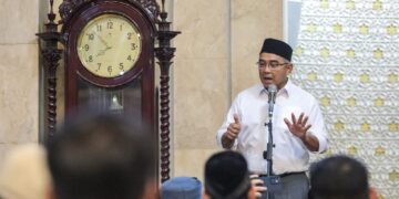 Wali Kota Bandung, Muhammad Farhan, melaksanakan salat tarawih di Masjid Al Ukhuwah pada Sabtu malam, 1 Maret 2025.