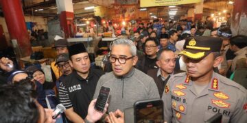 Wali Kota Bandung M Farhan didampingi Wakil Wali Kota Bandung Erwin serta Kapolrestabes Bandung Kombes Pol. Budi Sartono di Pasar Ciroyom