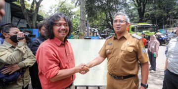 Wali Kota Bandung, Muhammad Farhan, melakukan tinjauan langsung ke lokasi dan berdialog dengan seniman serta budayawan yang merasa terganggu dengan keberadaan TPST di kawasan Babakan Siliwangi, Senin, 24 Maret 2025.