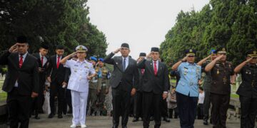 Forum Komunikasi Pimpinan Daerah (Forkopimda) Kota Bandung menggelar upacara tabur bunga di Taman Makam Pahlawan Nasional Cikutra.