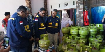 Wakil Menteri Energi dan Sumber Daya Mineral (ESDM) Yuliot bersama Executive General Manager Pertamina Patra Niaga Regional Sumatera Bagian Utara (Sumbagut), Sunardi melakukan peninjauan ke sejumlah sarana dan fasilitas (sarfas) Pertamina. (Dok. Istimewa)