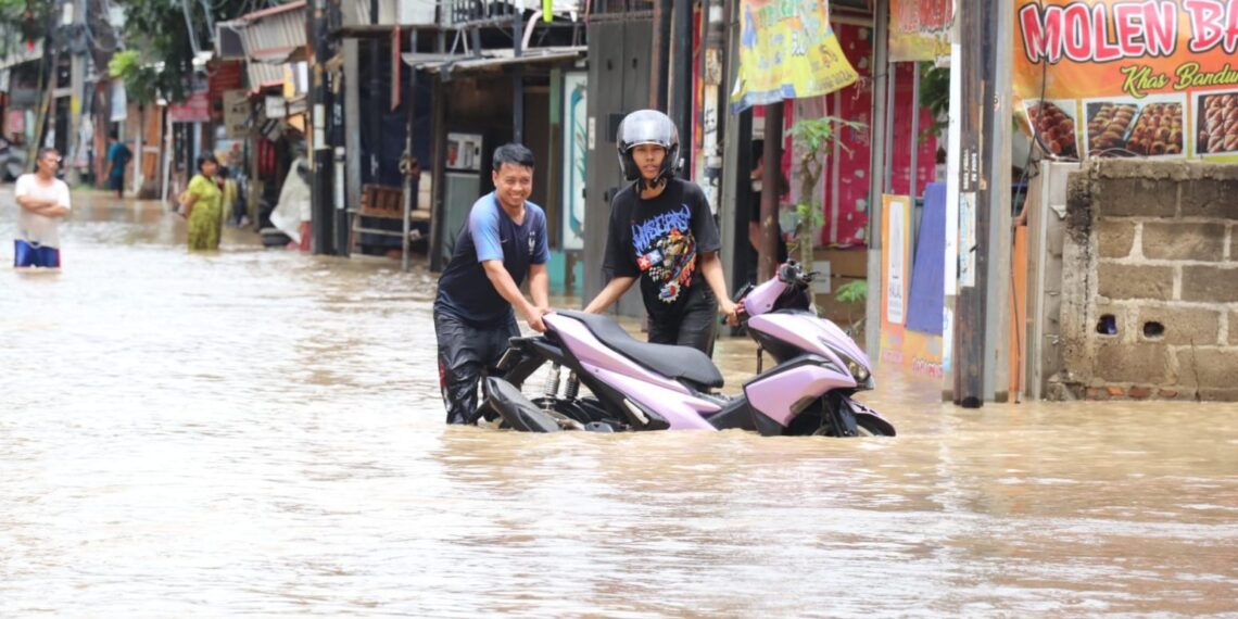 Banjir melanda sejumlah wilayah di Kabupaten Bekasi. Salah satunya terjadi di Desa, Karangsatria Kecamatan Tambun Utara Kabupaten Bekasi, Selasa (4/2/2025). Foto : Andi Imanuddin/ Newsroom.