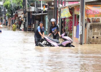 Banjir melanda sejumlah wilayah di Kabupaten Bekasi. Salah satunya terjadi di Desa, Karangsatria Kecamatan Tambun Utara Kabupaten Bekasi, Selasa (4/2/2025). Foto : Andi Imanuddin/ Newsroom.