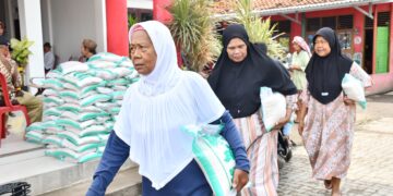 Lansia dan dhuafa mendapat bantuan beras sebanyak 5 Kg dari pekerja kilang Balongan. (Dok. Istimewa)