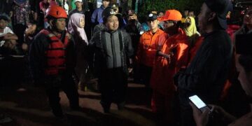 Bupati Sumedang, Dony Ahmad Munir, terjun langsung untuk meninjau pemukiman warga yang terkena banjir di Desa Cihanjuang.