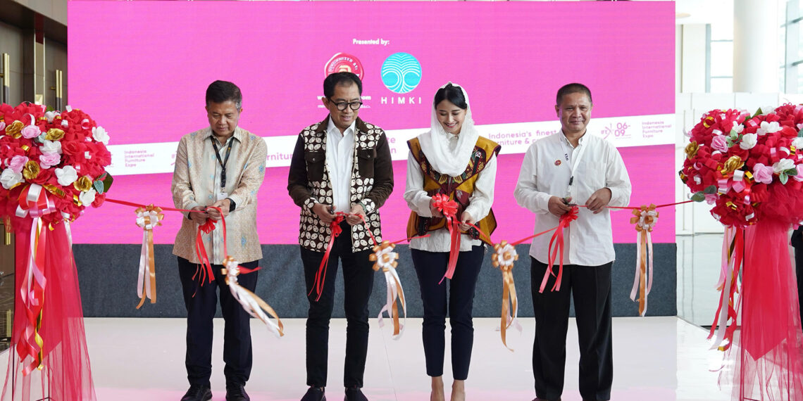 Wakil Menteri Perdagangan, Dyah Roro Esti bersama Wakil Menteri Perindustrian, Faisol Riza membuka Pameran Indonesia International Furniture Expo (IFEX) 2025 di Jakarta, Kamis (6 Mar).