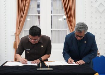 Penandatanganan Kesepakatan Bersama antara ITB dengan Pemkab Garut tentang Kerja Sama Bidang Pendidikan, Penelitian, Pengembangan, dan Pengabdian Masyarakat, yang ditandatangani langsung oleh Bupati Garut, Abdusy Syakur Amin, dan Rektor ITB, Profesor Tatacipta Dirgantara, di Ruang Pamengkang, Kecamatan Garut Kota, Kabupaten Garut, Senin (24/3/2025). (Foto : M. Azi Zulhakim & Anggana Mulia Karsa Kurniawan/Diskominfo Kab. Garut).