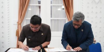 Penandatanganan Kesepakatan Bersama antara ITB dengan Pemkab Garut tentang Kerja Sama Bidang Pendidikan, Penelitian, Pengembangan, dan Pengabdian Masyarakat, yang ditandatangani langsung oleh Bupati Garut, Abdusy Syakur Amin, dan Rektor ITB, Profesor Tatacipta Dirgantara, di Ruang Pamengkang, Kecamatan Garut Kota, Kabupaten Garut, Senin (24/3/2025). (Foto : M. Azi Zulhakim & Anggana Mulia Karsa Kurniawan/Diskominfo Kab. Garut).