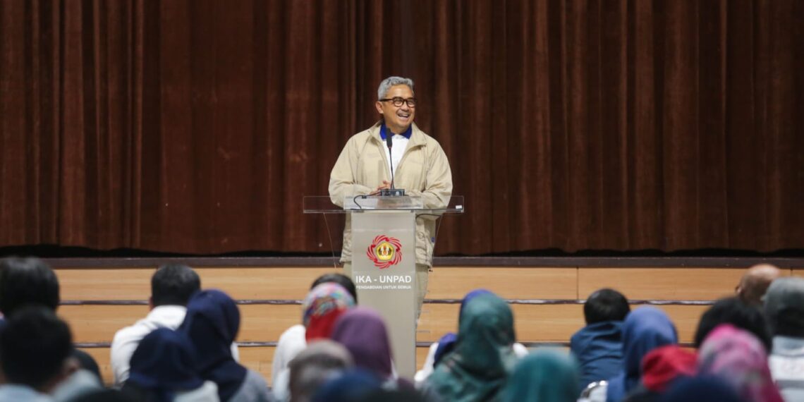 Wali Kota Bandung, Muhammad Farhan, mengajak Ikatan Alumni Universitas Padjadjaran (IKA Unpad) untuk bekerja sama dalam mengatasi berbagai tantangan yang dihadapi kota, khususnya dalam pembangunan dan penyelesaian isu-isu strategis. Ajakan ini disampaikan dalam acara buka bersama IKA Unpad yang dihadiri oleh alumni dan civitas akademika Unpad pada Sabtu, 8 Maret 2025.