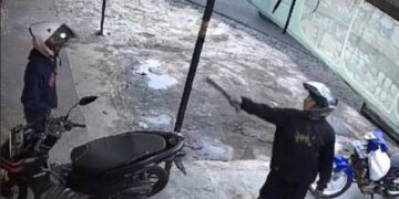 Pelaku pemalakan mengacungkan golok di Soreang, Kabupaten Bandung terekam CCTV.(Foto:Istimewa).