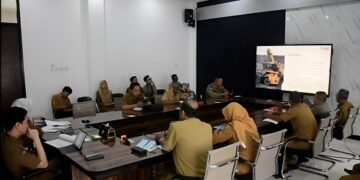 Wakil Bupati Sumedang, M. Fajar Aldula, bersama Sekda Tuti Ruswati dan sejumlah Kepala Perangkat Daerah, menggelar pertemuan untuk membahas optimalisasi penerimaan Pajak Daerah, khususnya dari Pajak Mineral Bukan Logam dan Batuan (Minerba), guna meningkatkan Pendapatan Asli Daerah (PAD). Pertemuan ini berlangsung di Ruang Rapat Wakil Bupati pada Senin (24/3/2025) dan dihadiri oleh Kepala Bapenda, Satpol PP, Inspektorat, Bagian Hukum, serta DMPTSP.