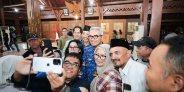 Wali Kota Bandung, Muhammad Farhan, berbuka puasa bersama insan musisi Kota Bandung di Pendopo Kota Bandung, pada Senin, 17 Maret 2025.