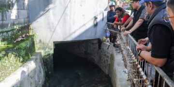 Wakil Wali Kota Bandung, Erwin, meninjau sejumlah titik terdampak banjir di wilayah Kecamatan Panyileukan dan Cinambo pada Senin, 7 April 2025.