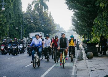 Wali Kota Bandung, Muhammad Farhan, meninjau secara langsung jalur Bus Rapid Transit (BRT) yang sedang dalam tahap pembangunan di Kota Bandung.