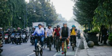 Wali Kota Bandung, Muhammad Farhan, meninjau secara langsung jalur Bus Rapid Transit (BRT) yang sedang dalam tahap pembangunan di Kota Bandung.