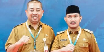 Bupati Bekasi Ade Kuswara Kunang didampingi Kepala Dinas Perumahan Rakyat dan Kawasan Permukiman, Nurchaidir menghadiri Rapat Koordinasi Teknis Perumahan Perdesaan, di Gedung Sasana Bhakti Praja Kementerian Dalam Negeri RI, Jakarta Pusat, pada Selasa (29/4/2025). Foto : Dokpim Pemkab Bekasi.