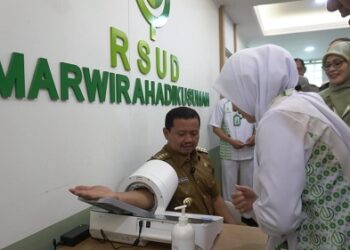 Bupati Sumedang, Dony Ahmad Munir, meresmikan Poliklinik Eksekutif RSUD Umar Wirahadikusumah pada Senin (28/4/2025).