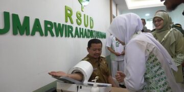 Bupati Sumedang, Dony Ahmad Munir, meresmikan Poliklinik Eksekutif RSUD Umar Wirahadikusumah pada Senin (28/4/2025).