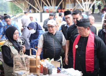 Pemerintah Kabupaten Garut resmi meluncurkan program BUMDes Hebat dan Desa Wisata Hebat Tahun 2025, sebagai bagian dari upaya mendorong kemandirian desa dan penguatan ekonomi lokal. Kegiatan perdana ini berlangsung di Selaawi Bamboo Creative Center (SBCC), Kecamatan Selaawi, Kamis (17/4/2025), dan dihadiri langsung oleh Bupati Garut Abdusy Syakur Amin.