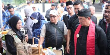 Pemerintah Kabupaten Garut resmi meluncurkan program BUMDes Hebat dan Desa Wisata Hebat Tahun 2025, sebagai bagian dari upaya mendorong kemandirian desa dan penguatan ekonomi lokal. Kegiatan perdana ini berlangsung di Selaawi Bamboo Creative Center (SBCC), Kecamatan Selaawi, Kamis (17/4/2025), dan dihadiri langsung oleh Bupati Garut Abdusy Syakur Amin.