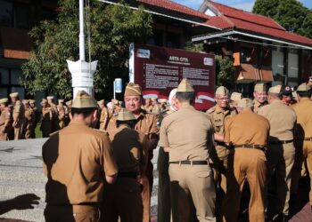 Bupati Garut, Abdusy Syakur Amin, memimpin apel gabungan seluruh Satuan Kerja Perangkat Daerah (SKPD) Kabupaten Garut.