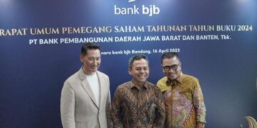 (Kiri-kanan) Komisaris Utama Bank BJB Bossman Mardigu, Direktur Utama Bank BJB Yusuf Saadudin, dan Komisaris Independen Bank BJB Helmy Yahya.(Foto: Dok BJB)