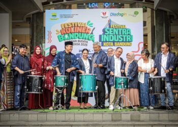 Pemerintah Kota Bandung resmi menggelar Festival Kuliner Bandung Warisan Budaya Tak Benda dan Festival Sentra Industri Kota Bandung di Cihampelas Walk pada Sabtu, 26 April 2025. Acara ini dibuka langsung oleh Wali Kota Bandung, Muhammad Farhan.