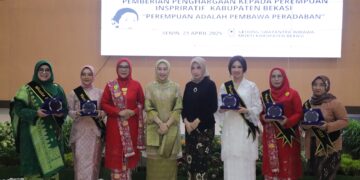 PENGHARGAAN : Ketua TP PKK Kabupaten Beekasi Marlynda Ade Kuswara menghadiri peringatan Hari Kartini tahun 2025 sekaligus memberikan penghargaan kepada 25 perempuan inspiratif Kabupaten Bekasi. Acara digelar di Gedung Swatantra Wibawa Mukti, Kompleks Pemkab Cikarang Pusat, pada Senin, (21/04/2025). Foto: Andre M Jafar