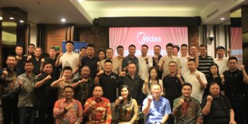 Pertemuan strategis antara Plt Kepala Dinas Penanaman Modal dan Pelayanan Terpadu Satu Pintu (DPMPTSP) Kabupaten Bekasi, Iman Nugraha, dengan 41 calon investor dan pengusaha dari Tiongkok di Hotel Holiday Inn Jababeka, Cikarang, Senin (22/4/2025). FOTO : ARIF TIARNO / NEWSROOM DISKOMINFOSANTIK