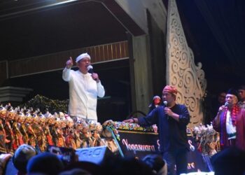 Gubernur Jabar Dedi Mulyadi di pagelaran wayang golek di Sumedang Jum'at malam 25 April 2025.(Foto: Humas Pemkab Sumedang)