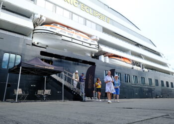 Kapal pesiar mewah Scenic Eclipse II bersandar di Pelabuhan Soekarno-Hatta, Makassar, Selasa (8/4), dalam rangkaian pelayaran eksklusifnya menjelajahi kawasan Asia Tenggara. Kapal sepanjang 168 meter ini membawa 177 wisatawan dari berbagai negara, di antaranya Australia, Austria, Kanada, Jerman, Jepang, China, Malaysia, Polandia, dan Swiss.