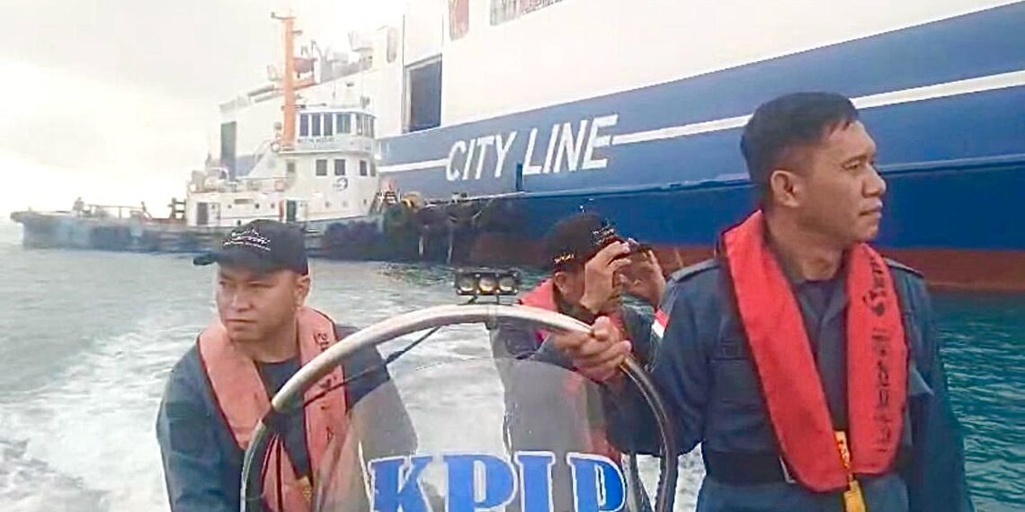 Petugas tengah memantau KMP Mutiara Ferindo II yang mengalami kebakaran. (Dok. Istimewa)