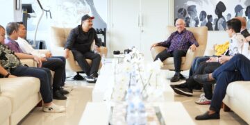 Menteri Pemuda dan Olahraga (Menpora) RI Dito Ariotedjo menerima audiensi Presiden International Ice Hockey Federation (IIHF) Luc Tardif di Lantai 10 Graha Kemenpora 10, Jalan Gerbang Pemuda Nomor 3, Senayan, Jumat (25/4) siang.(foto:herry/kemenpora.go.id)