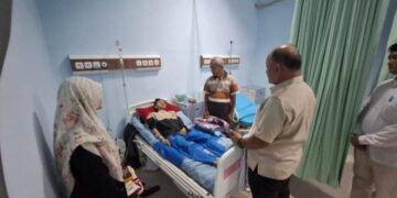 Kepala BGN, Dadan Hindayana, melihat kondisi siswa korban keracunan di rumah sakit.(Foto:Istimewa).