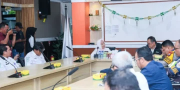 Plt. Kepala Badan Meteorologi, Klimatologi, dan Geofisika (BMKG), Dwikorita Karnawati, melakukan kunjungan kerja ke Pelabuhan Penyeberangan Ketapang-Gilimanuk untuk menggelar rapat koordinasi dengan ASDP dan sejumlah stakeholder terkait. Pertemuan ini bertujuan untuk memperkuat layanan informasi cuaca maritim guna mendukung kelancaran arus mudik dan balik Lebaran 2025, khususnya di rute penyeberangan Jawa-Bali.