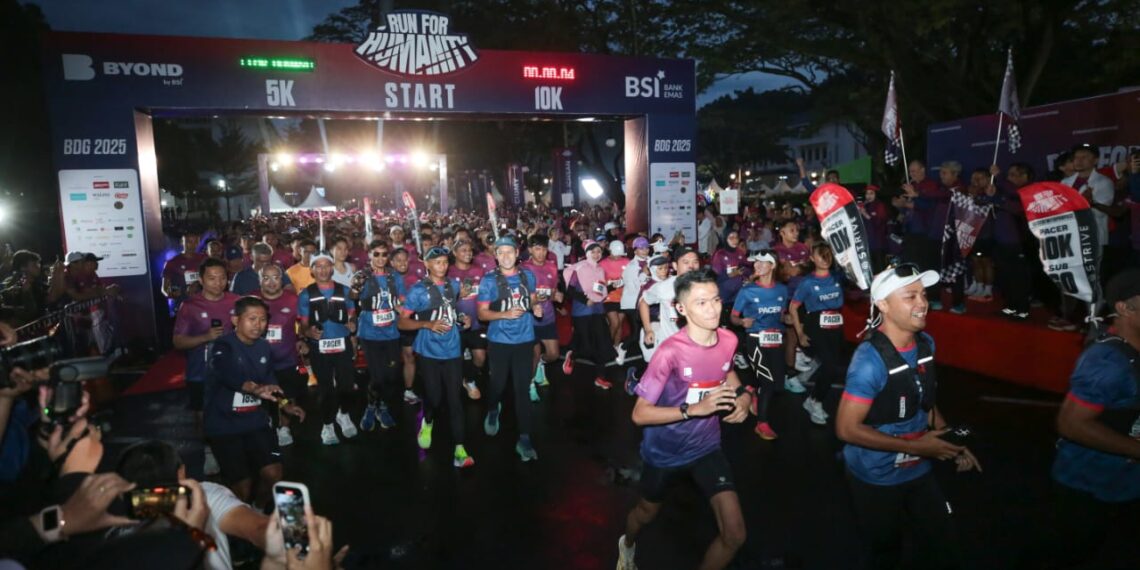 Ribuan pelari memadati kawasan Balai Kota Bandung pada Minggu pagi dalam ajang lomba lari “Run for Humanity 2025”.