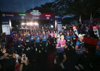 Ribuan pelari memadati kawasan Balai Kota Bandung pada Minggu pagi dalam ajang lomba lari “Run for Humanity 2025”.