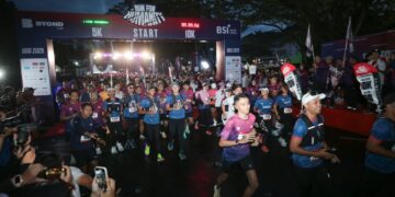 Ribuan pelari memadati kawasan Balai Kota Bandung pada Minggu pagi dalam ajang lomba lari “Run for Humanity 2025”.