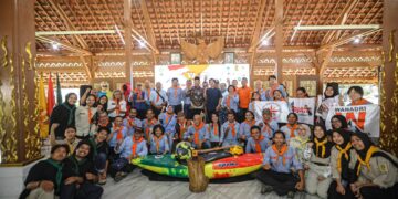 Wali Kota Bandung, Muhammad Farhan, secara resmi melepas rangkaian kegiatan Ekspedisi Wanadri 2025 dalam sebuah seremoni di Pendopo Kota Bandung, Sabtu (19/4/2025).