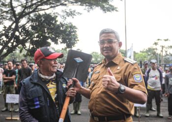 Wali Kota Bandung, Muhammad Farhan, secara resmi membuka kegiatan program padat karya dalam Apel Gebyar Padat Karya di Stadion Gelora Bandung Lautan Api (GBLA), Selasa 15 April 2025.