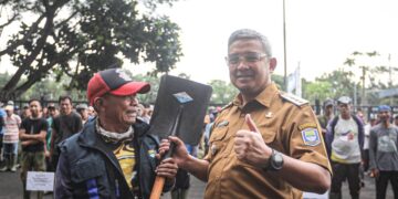 Wali Kota Bandung, Muhammad Farhan, secara resmi membuka kegiatan program padat karya dalam Apel Gebyar Padat Karya di Stadion Gelora Bandung Lautan Api (GBLA), Selasa 15 April 2025.