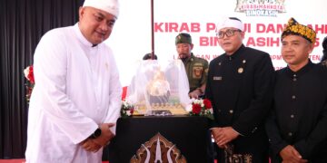 Bupati Bogor, Rudy Susmanto menyambut kedatangan Mahkota Binokasih dari Keraton Sumedang Larang.