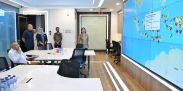 Menhub Dudy Purwagandhi melakukan kunjungan ke sejumlah simpul transportasi strategis untuk memantau kesiapan arus balik Lebaran 2025. Tinjauan tersebut dilakukan di Stasiun Pasar Senen, Kantor Pusat PT Pelni, Posko Angkutan Lebaran di Terminal 1B Bandara Soekarno-Hatta, serta Jasa Marga Toll Road Command Center (JMTC) Jatiasih, Bekasi.