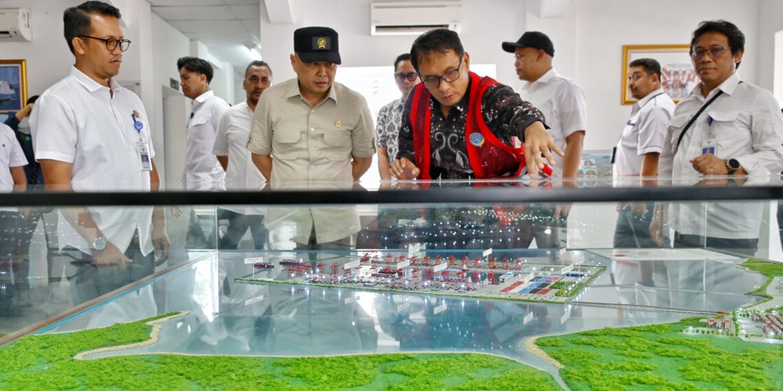 Menhub Dudy Purwagandhi meninjau proyek pengembangan Pelabuhan Patimban fase I-2 yang meliputi Car Terminal (paket 5) dan Container Terminal (paket 6), Sabtu (26/4).