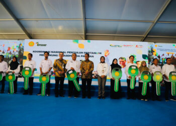 Menteri Pertanian (Mentan) Andi Amran Sulaiman menyerahkan secara langsung sepeda motor kepada penyuluh pertanian lapangan (PPL) berkinerja terbaik sebagai bentuk apresiasi atas kontribusi mereka dalam mendampingi petani dan mempercepat peningkatan luas tambah tanam (LTT). Penyerahan ini dilakukan dalam acara Koordinasi Nasional Penyuluh Pertanian yang digelar di Lapangan Kantor Pusat Kementerian Pertanian, Sabtu (26/4).
