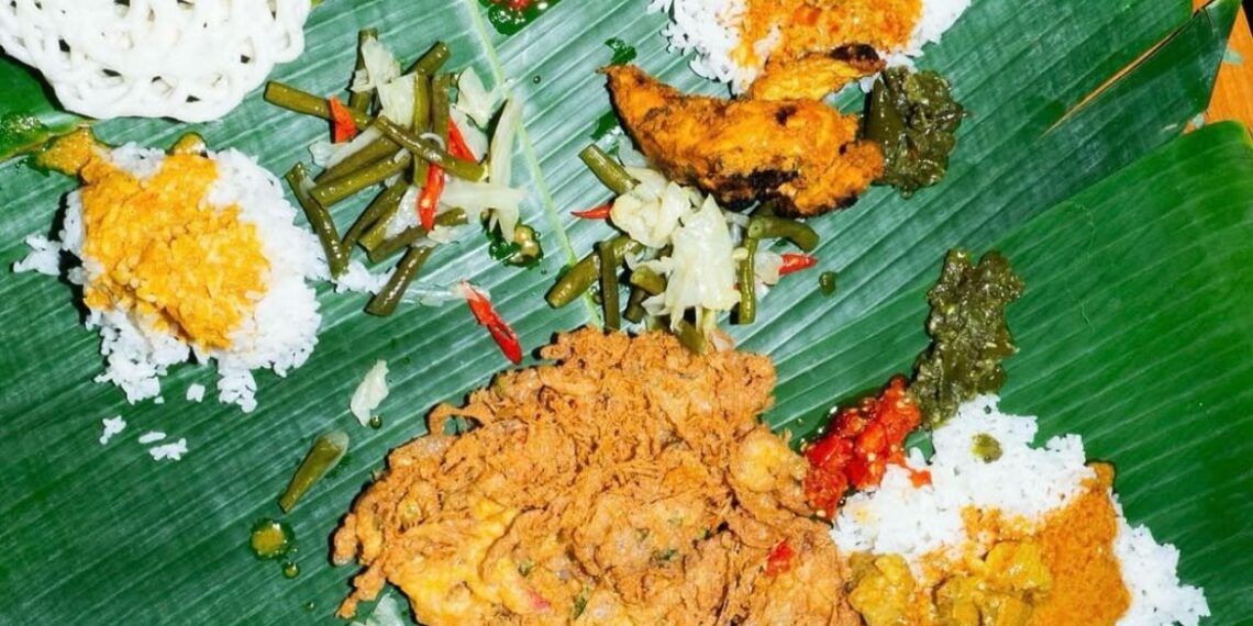 “Mande Padang Banana Leaf”, sebuah restoran yang terletak di Jalan Dipatiukur, Bandung, hadir dengan konsep unik dalam menyajikan nasi Padang menggunakan daun pisang sebagai alas.